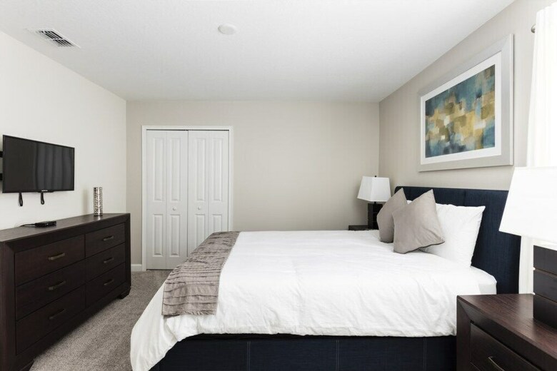 Champions Gate 1598 - Eight Bedroom Pool Home
