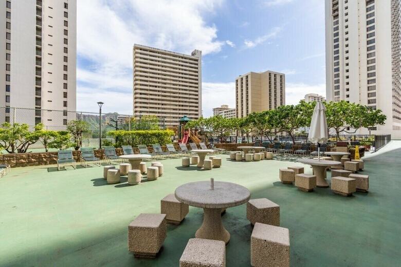 Waikiki Banyan W/ocean Views Free Parking