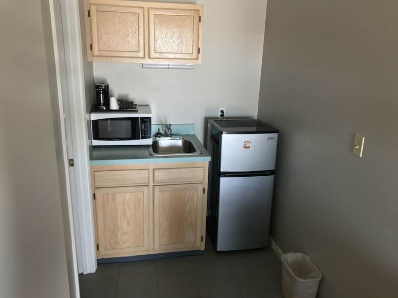 Motel Travelers Inn And Suites