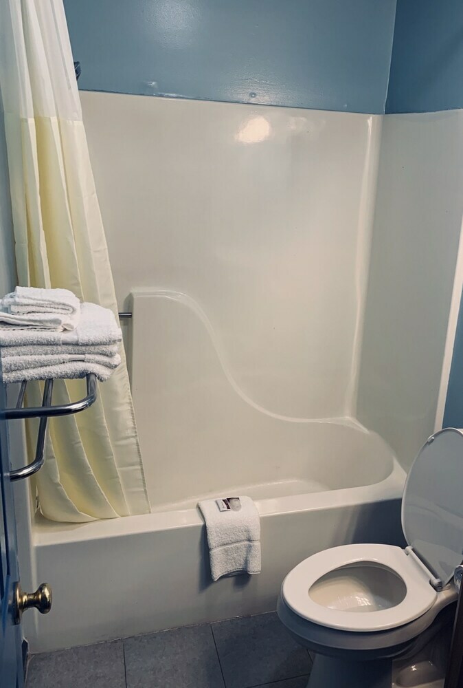 Motel Travelers Inn And Suites