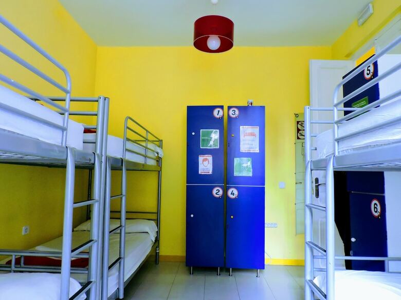 Hostal Feetup Garden House Hostel Barcelona