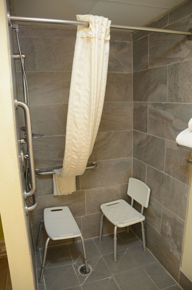 Hotel Americinn By Wyndham West Burlington
