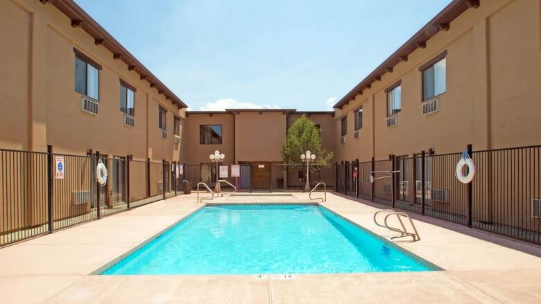 Hotel Sagebrush Inn & Suites