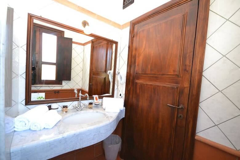 Galanias Hotel & Retreat