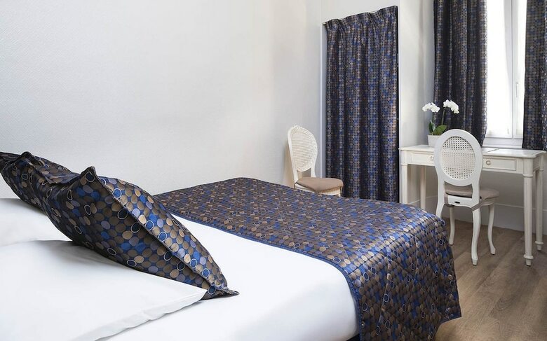 A L'hotel Des Roys