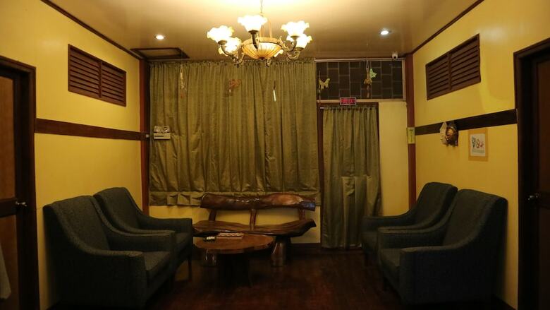 Lolo Oyong Pension House