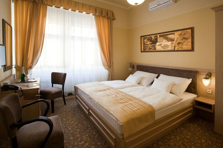 Barokk Hotel Promen�d Gyor