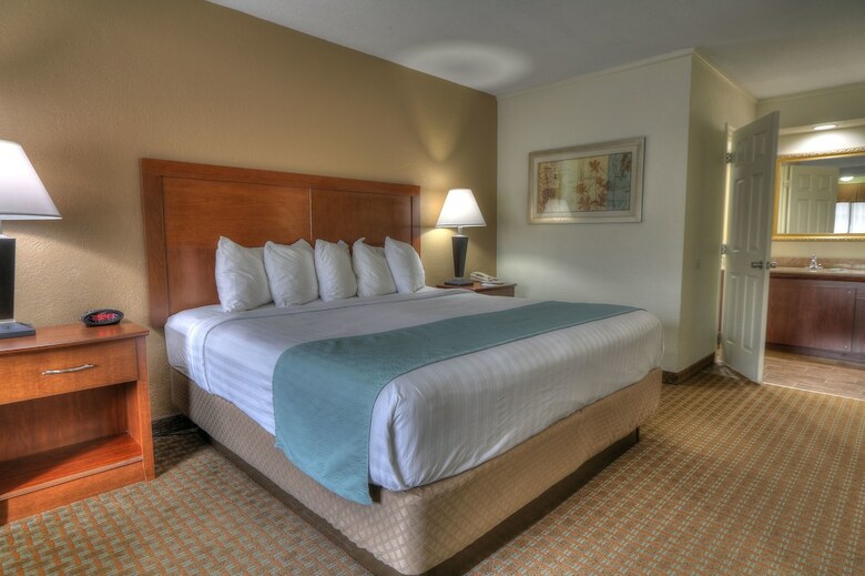 Hotel Crossroads Inn & Suites