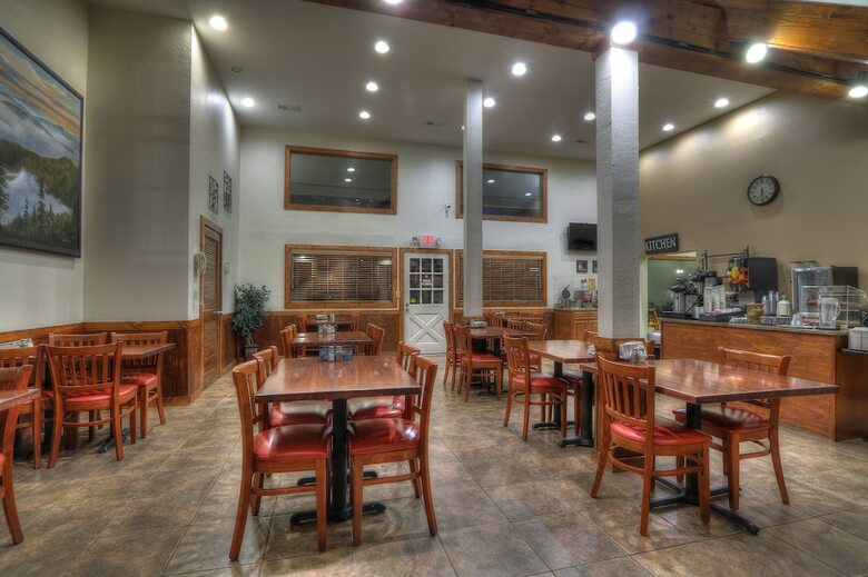 Hotel Crossroads Inn & Suites