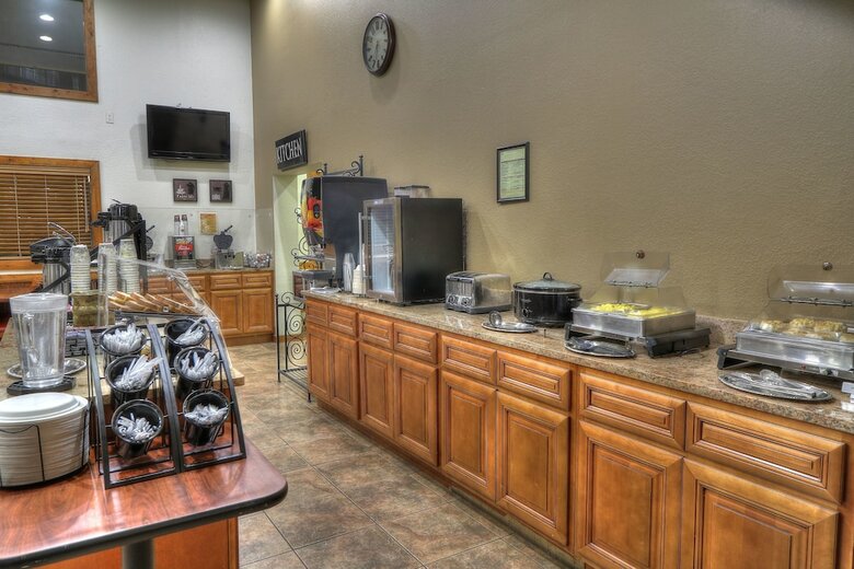 Hotel Crossroads Inn & Suites