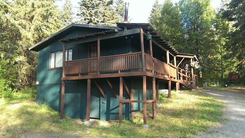Cabana Gwin's Lodge & Roadhouse Est. 1952