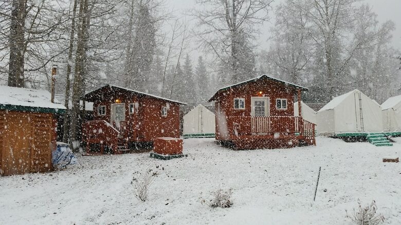 Cabana Gwin's Lodge & Roadhouse Est. 1952