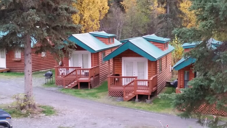 Cabana Gwin's Lodge & Roadhouse Est. 1952