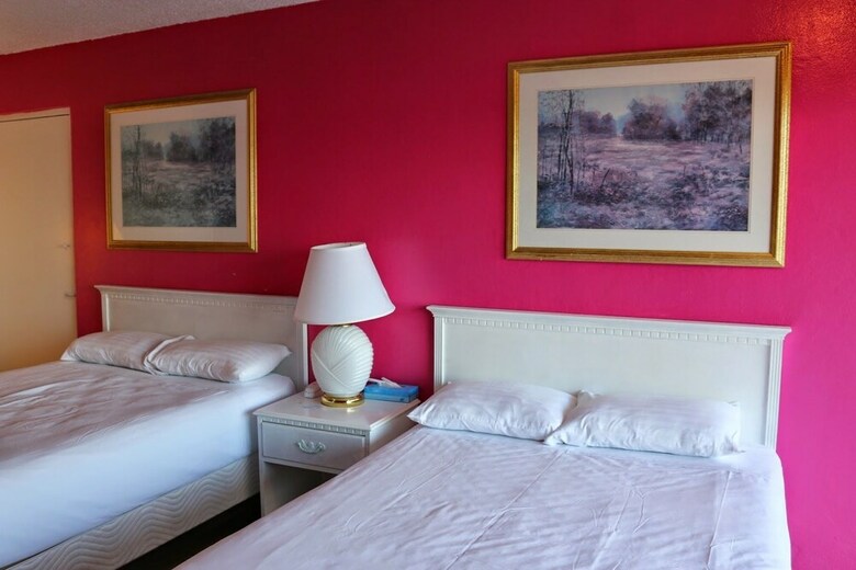 Hotel Camelot Waterfront Inn