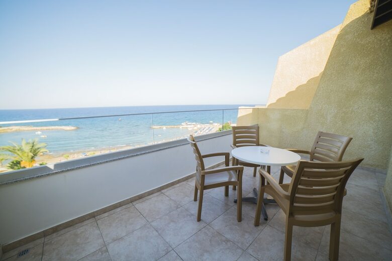Aparthotel Myroandrou Beach Apartments