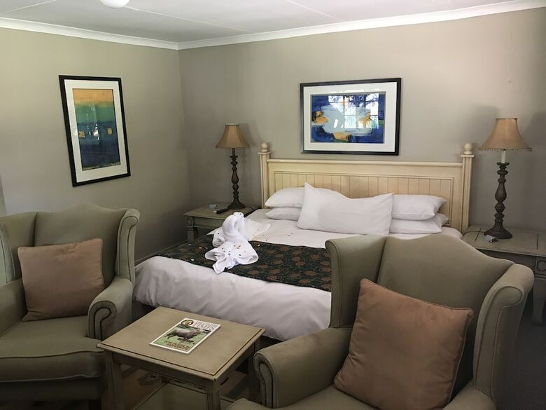 Shangri-la Country Hotel