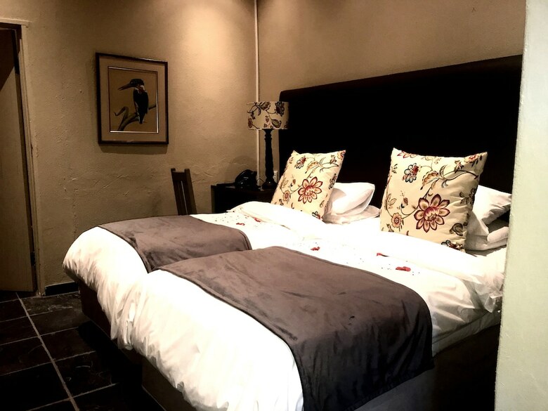 Shangri-la Country Hotel