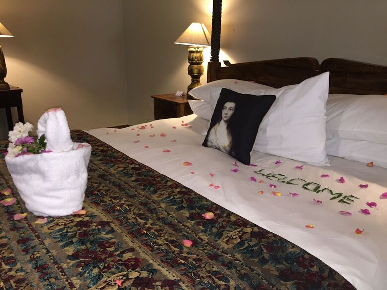 Shangri-la Country Hotel