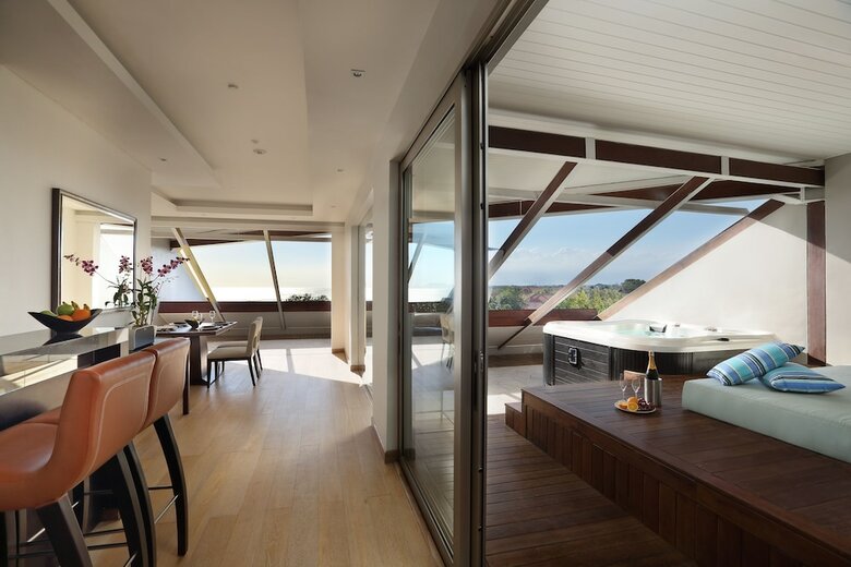 Double-six Luxury Hotel