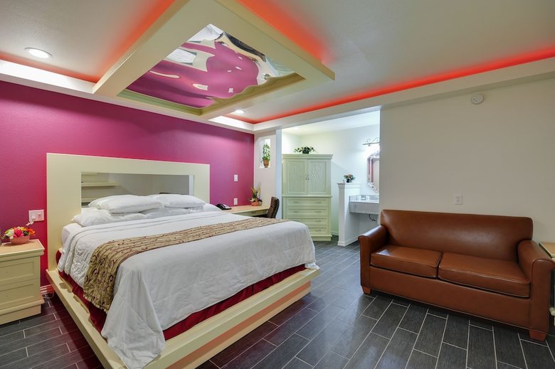 Hotel Romantic Inn & Suites