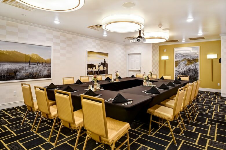 Hotel Doubletree By Hilton Deadwood At Cadillac Jack's