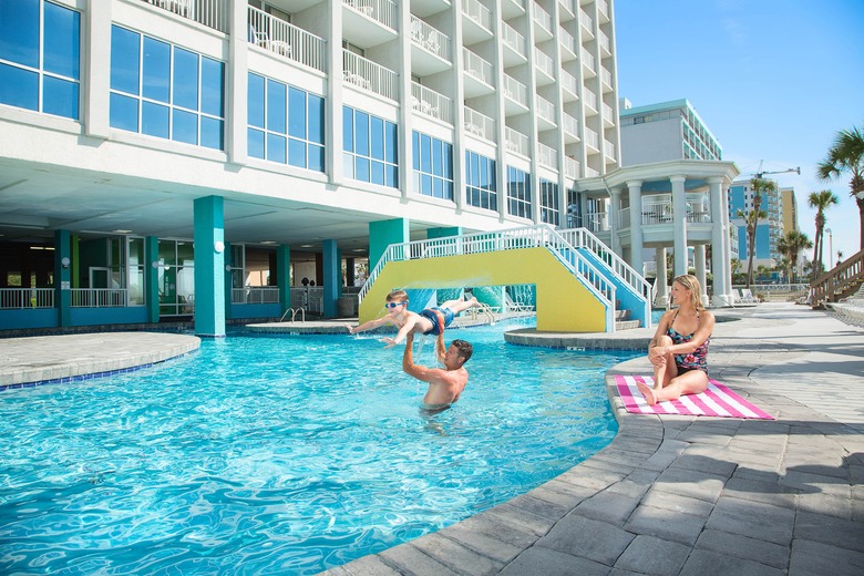 Hotel Crown Reef Beach Resort And Waterpark