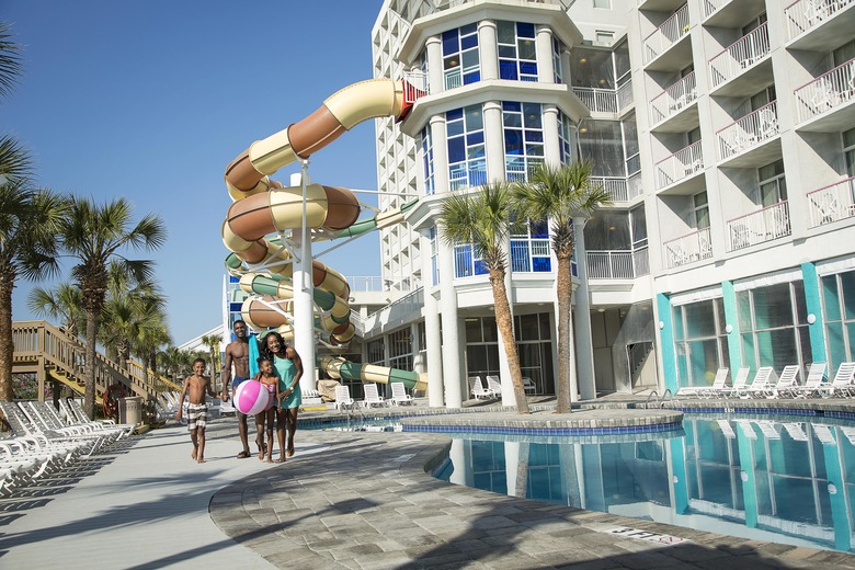 Hotel Crown Reef Beach Resort And Waterpark
