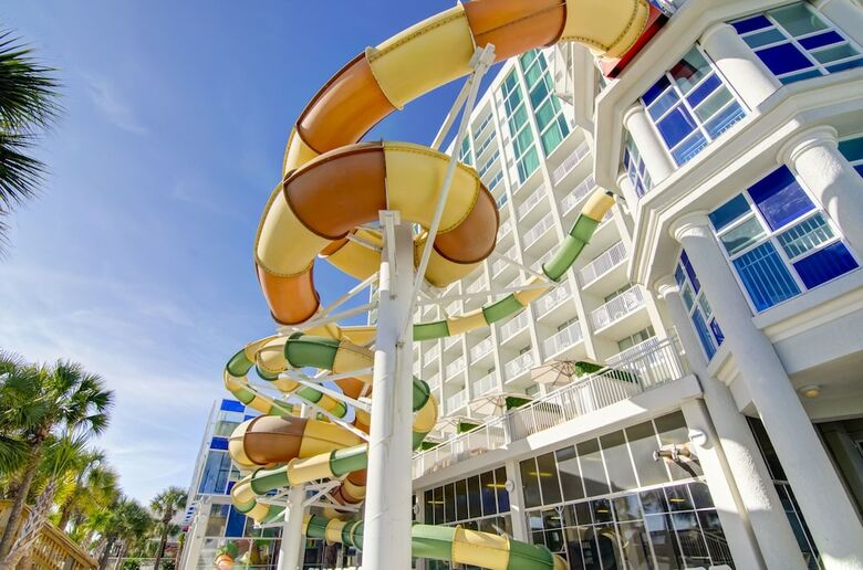 Hotel Crown Reef Beach Resort And Waterpark