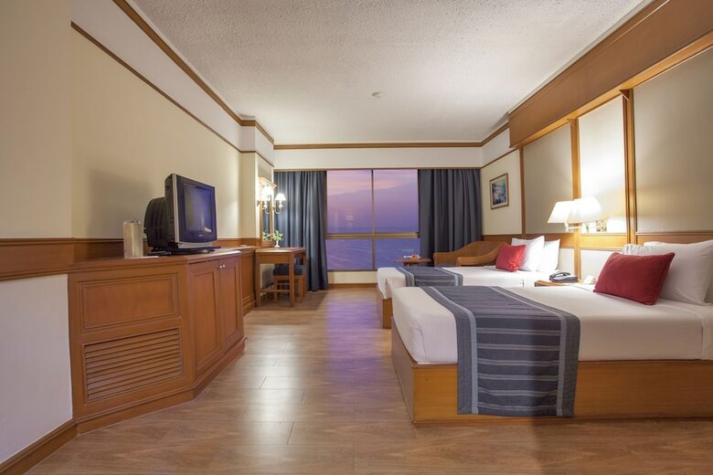 Hotel Cholchan Pattaya Beach Resort