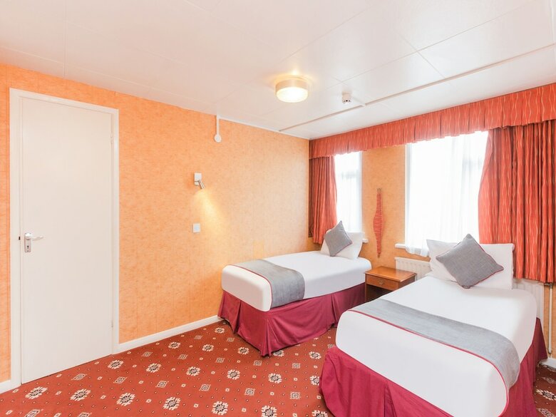 Oyo Stade Court Hotel