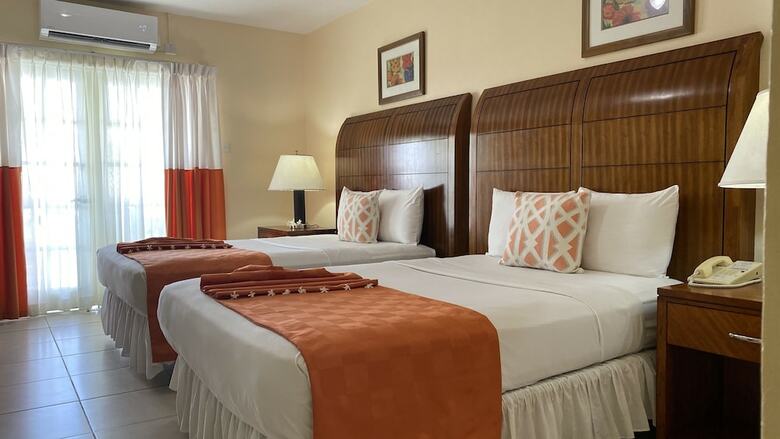 Hotel Bay Gardens Inn
