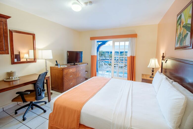 Hotel Bay Gardens Inn