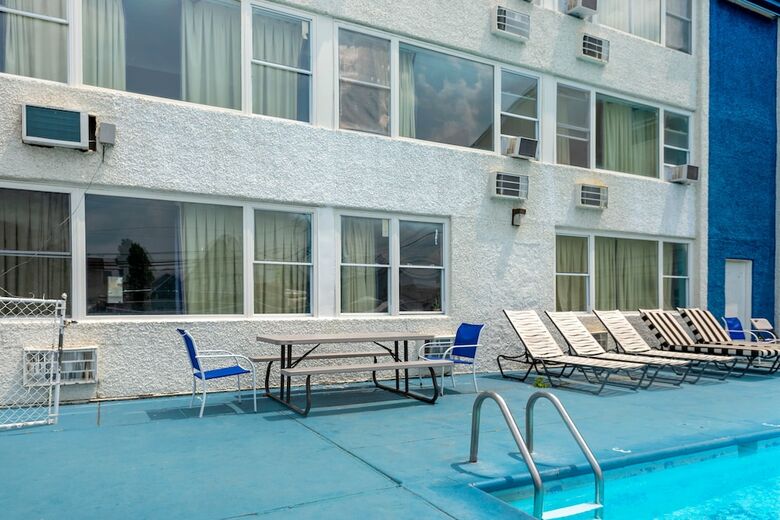 Hotel Rodeway Inn Island Beach State Park