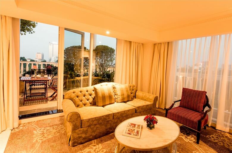 Apricot Hotel