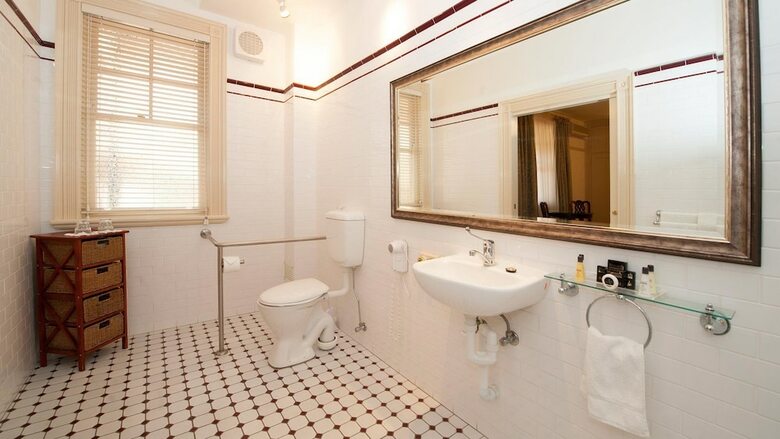 Cobb & Co Court Boutique Hotel