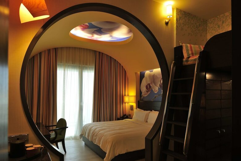 Resorts World Sentosa - Festive Hotel