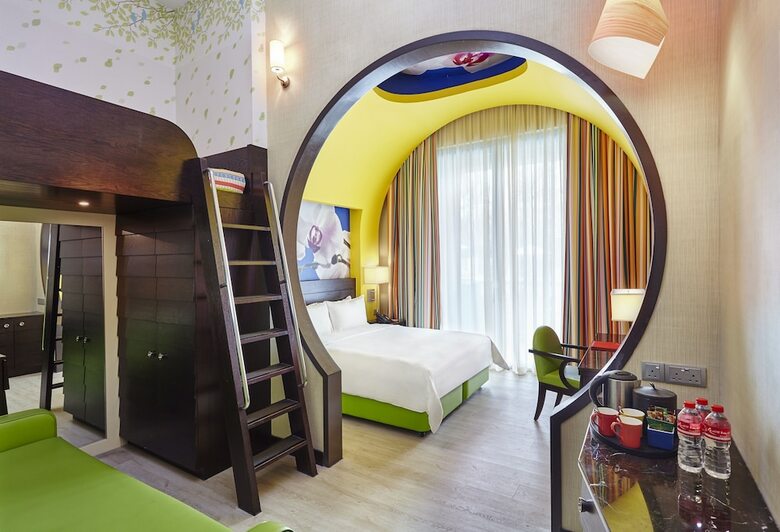 Resorts World Sentosa - Festive Hotel