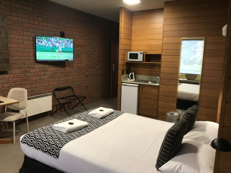 Sovereign Park Motor Inn