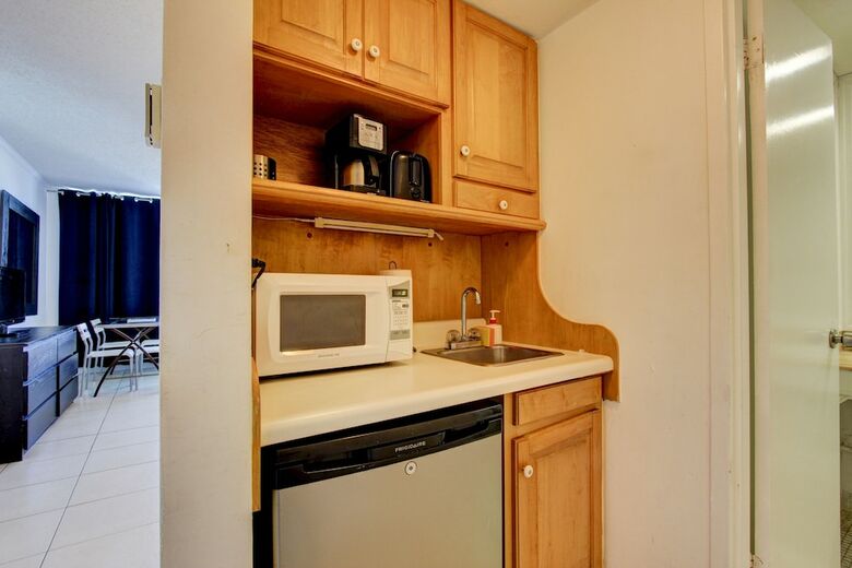 Collins Apartments By Design Suites Miami