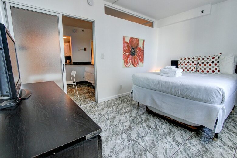 Collins Apartments By Design Suites Miami