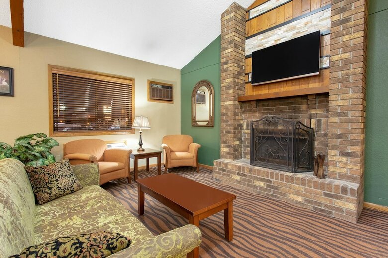 Hotel Americinn By Wyndham West Bend