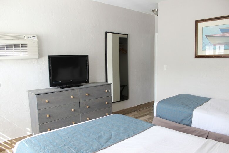 Shoreline Suites & Cabana Cottages