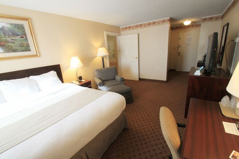 Hotel Fireside Inn & Suites