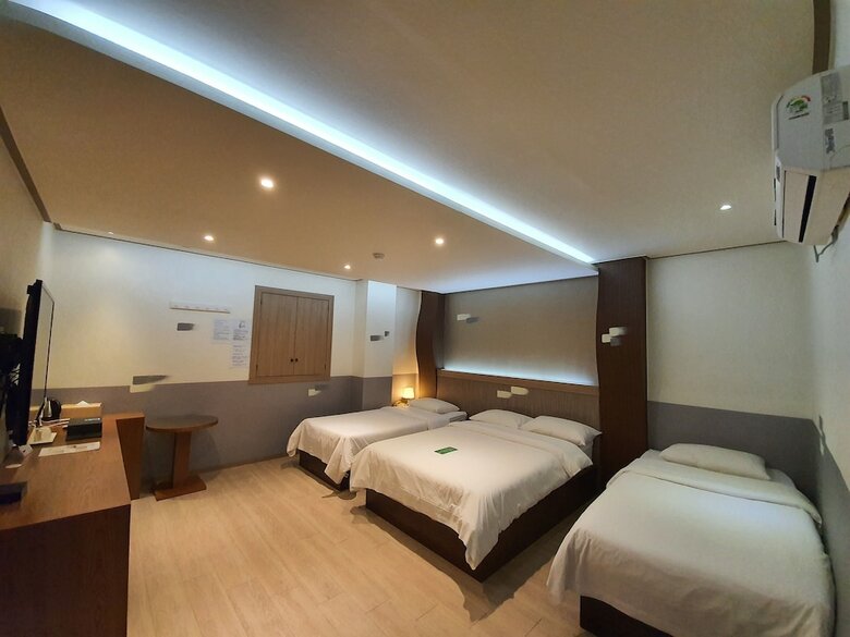 Friendly Dh Naissance Hotel By Mindrum Group