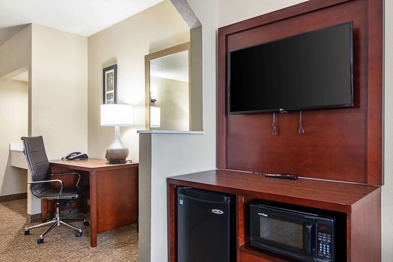 Hotel Comfort Suites Airport