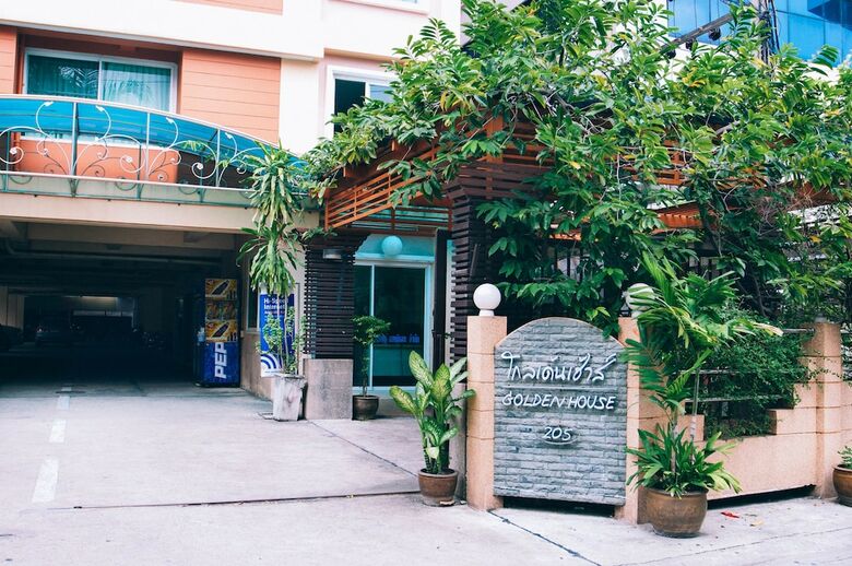Hotel Golden House @ Onnut Station