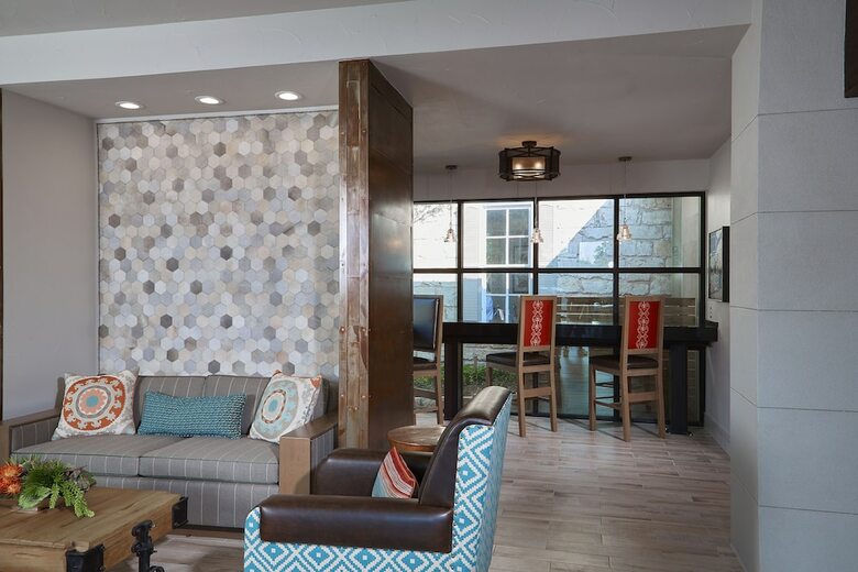 Hotel Fredericksburg Inn & Suites