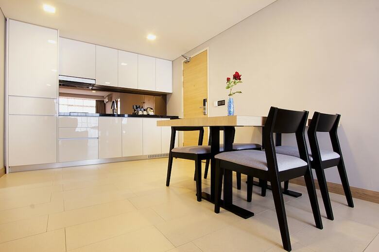 The Straits Hotel & Suites