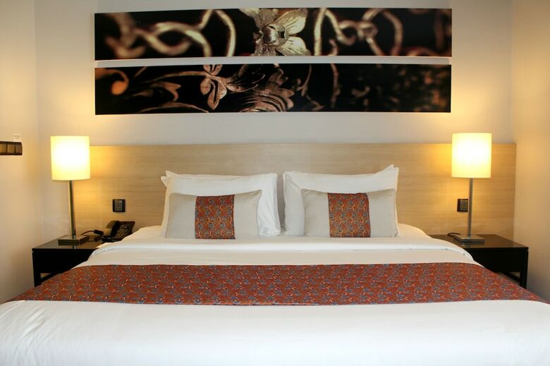 The Straits Hotel & Suites