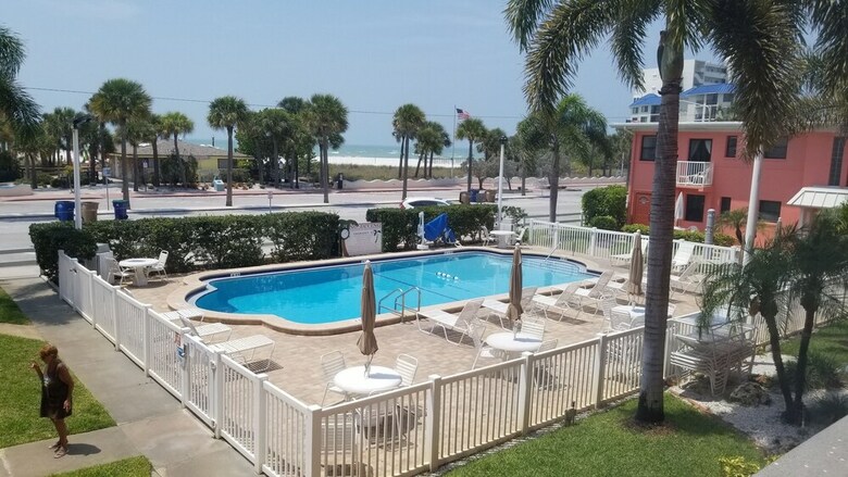 Hotel Gulf Winds Beach Resort